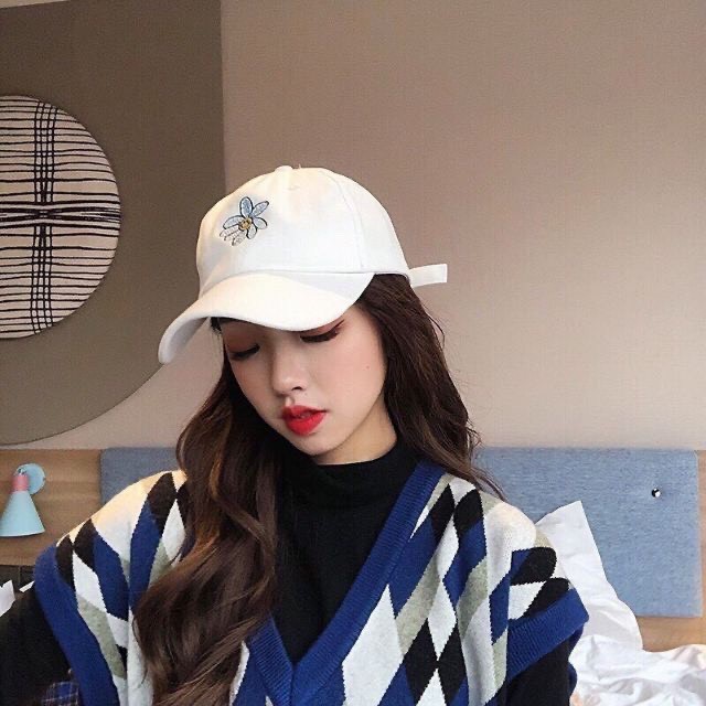 Mũ lưỡi trai hoa cúc đen trắng