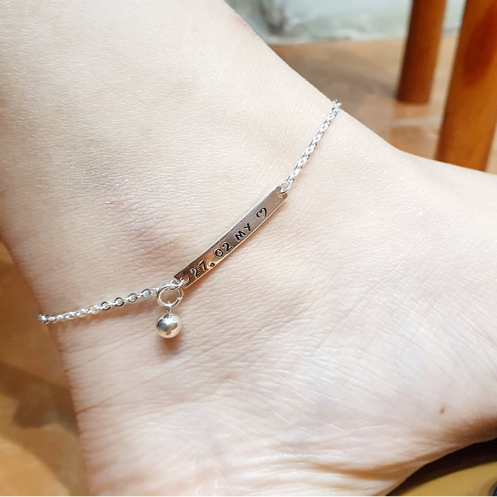 Lắc chân khắc chữ theo yêu cầu