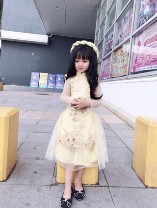 Áo dài cách tân kèm mấn cho bé