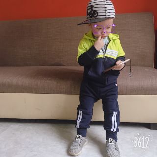 Bộ thể thao có mũ cho bé