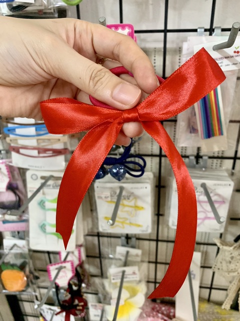 Cột tóc nơ ruyban đỏ xinh iu style tiểu thư