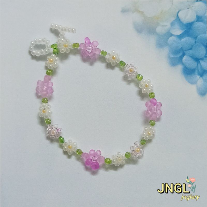 Vòng tay hạt cườm kết hoa màu hồng