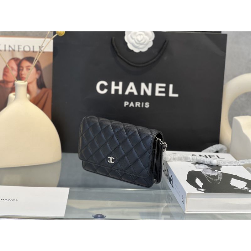 Túi đeo chéo nữ Woc tag(trằng và vàng) sz19cm da caviar phom dẹt chuẩn bản hịn fullbox vip nam châm