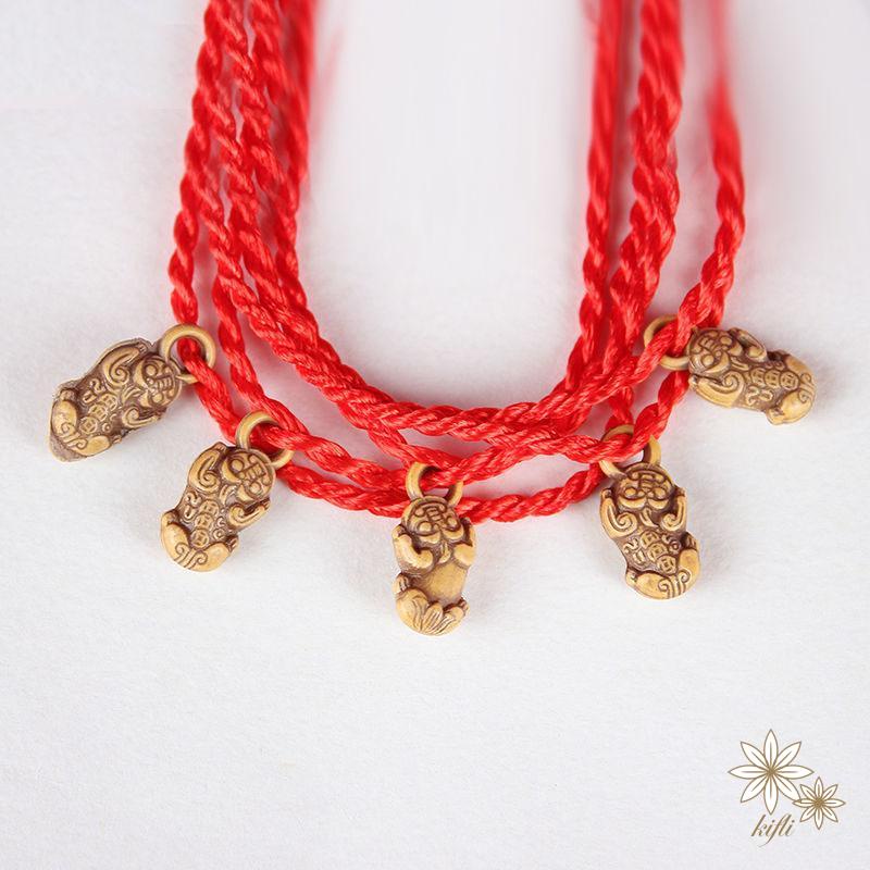 Vòng đeo tay dây bện chỉ đỏ handmade đem lại sự may mắn thể hiện tình bạn tình yêu