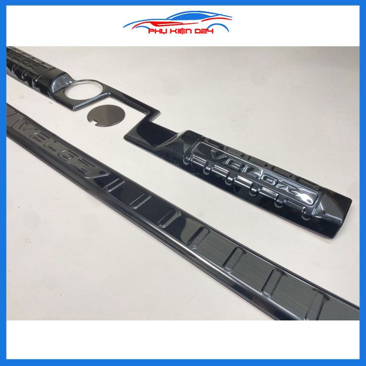 Ốp chống trầy cốp Veloz 2022-2023 vân titan bảo vệ cốp sau xe chống va đập