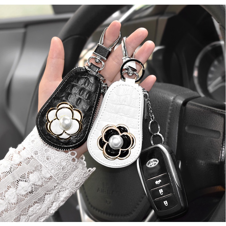 Bao da chìa khoá ô tô vân cá sâu gắn hoa chanel hàng đẹp - D&A Shop