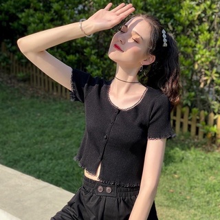 Áo croptop có cúc viền phối ren