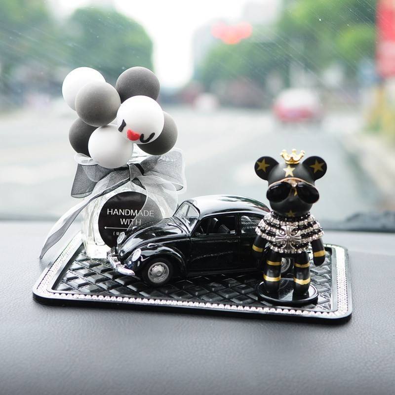 Mô hình chú gấu Gloomy Bear đính đá đứng bên xe Beetle dễ thương trang trí ô tô nhiều mẫu tùy chọn