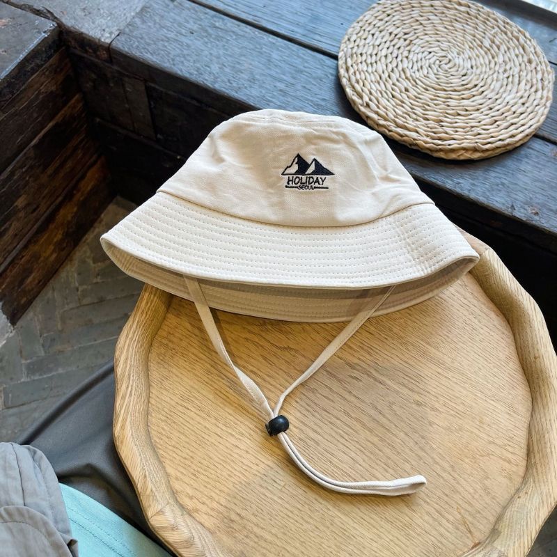 Mũ Tai Bèo Có Dây Thêu Chữ HOLIDAY (CÓ SẴN)