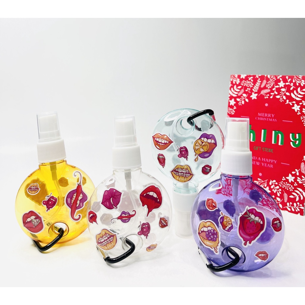 BÌNH XỊT HÌNH TRÒN 50ml KÈM TẤM DÁN HÌNH MÔI VÀ MÓC TREO ( hoặc dây bi treo ) TIỆN DỤNG - ĐA NĂNG (DIY)