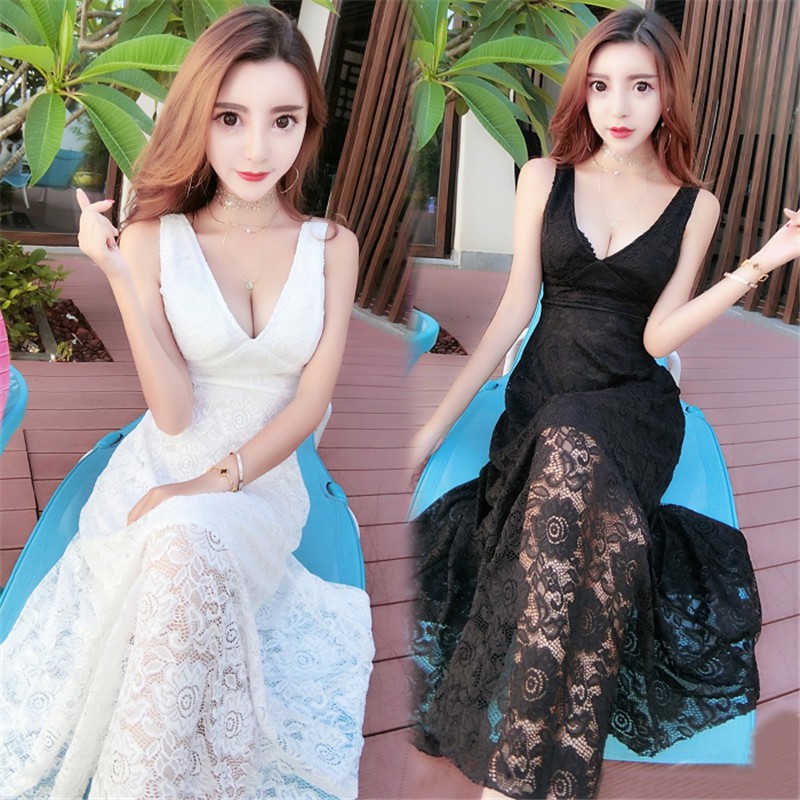 Đầm Dài Cổ Chữ V Khoét Sâu Phối Ren Hoa