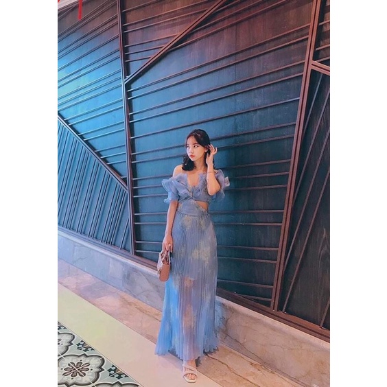 Váy hoa Ngọc Trinh khoét eo