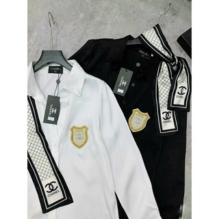 Áo sơ mi lụa thêu logo kèm dây nơ