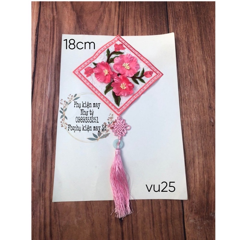 tấm vuông thêu hoa kèm dây treo