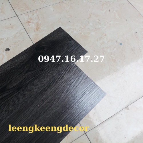 Miếng dán nền giả gỗ cho sàn nhà đẹp xinh keo sẵn tự dính màu đen nhựa nguyên sinh chống trơn chống xước hàng loại 1