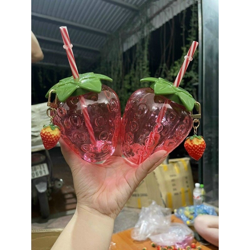 Cốc đựng nước hình quả dâu tây - bình nhựa 500ml kèm theo móc khoá dâu tây trang trí cute