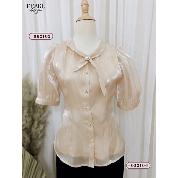 Áo sơ mi chiết eo tay bồng lụa tơ óng kiểu cách điệu nơ cổ nữ Pearl Design 062102