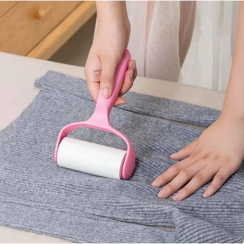 Cây Lăn Bụi Quần Áo Hồng Kèm 2 Lõi Giấy Thay Thế