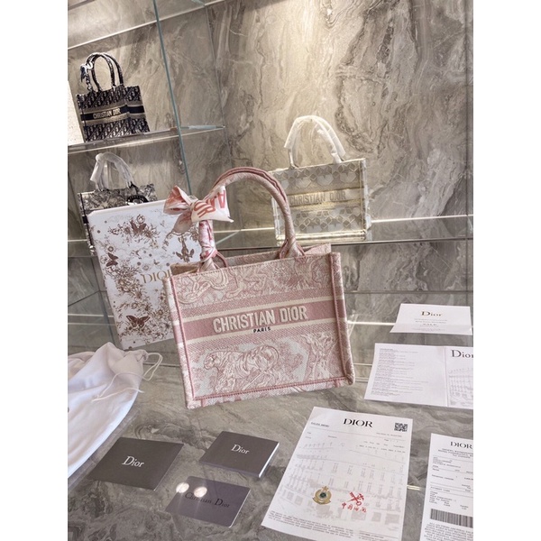 Diỏr book tote thêu sz 26 mẫu bõ mới nhất của hãng