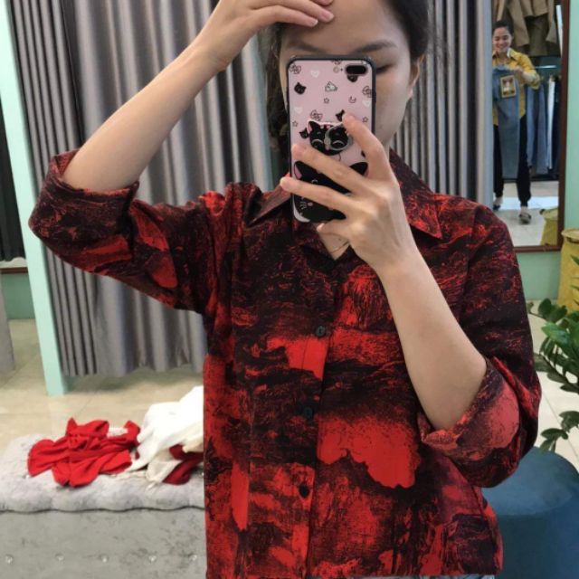Áo sơmi lụa bên em còn lẻ màu và hiện sốp đang còn màu mẫu mặc với chất liệu lụa mềm dễ mặc và mát chất không bai xù mà