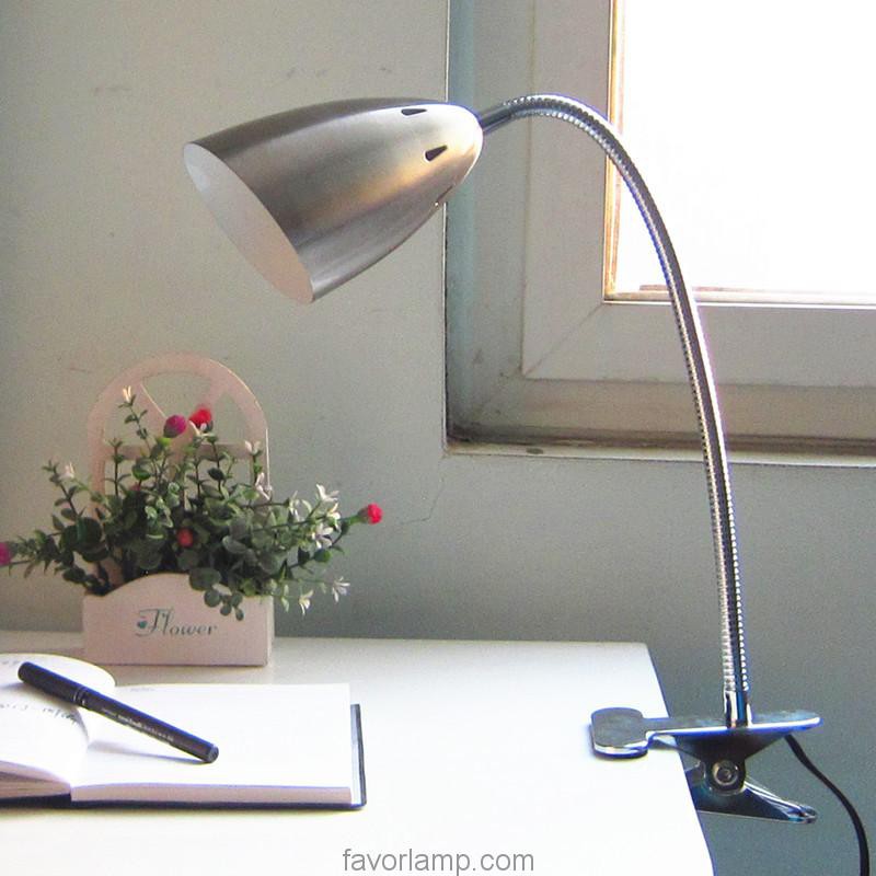 Đèn kẹp bàn học sinh đơn giản- Đèn kẹp kim loại màu Bạc với thân mềm dẻo xoay 360 độ