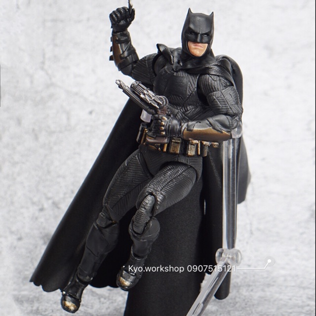 Mô hình Action Figure MAFEX Batman Justice League No.056 có giá đỡ