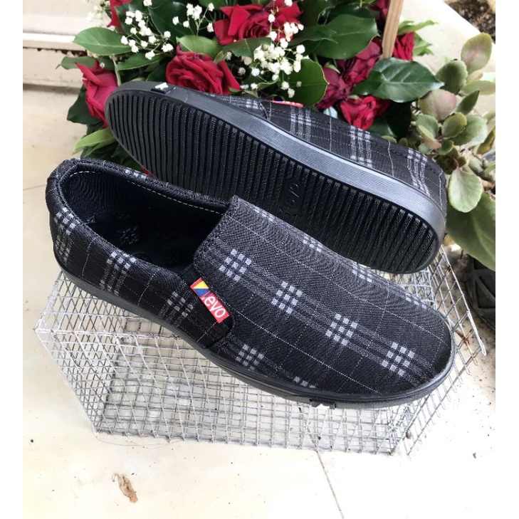 Giày lười vải nam cao cấp..đế cao su mềm.size từ 38-43.mã LV17.họa tiết kẻ sọc..mẫu mới nhất hiện nay