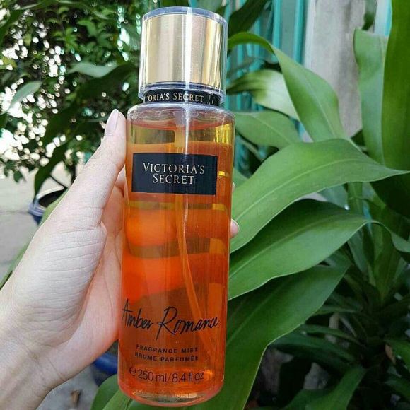 XỊT THƠM TOÀN THÂN VICTORIA’S SECRECT FRAGRANCE MIST AMBER ROMAMCE