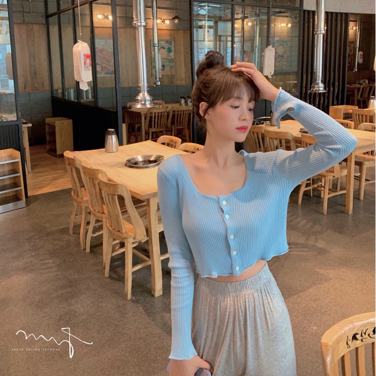 Áo croptop nút cúc gân tăm phối viền ren dài tay