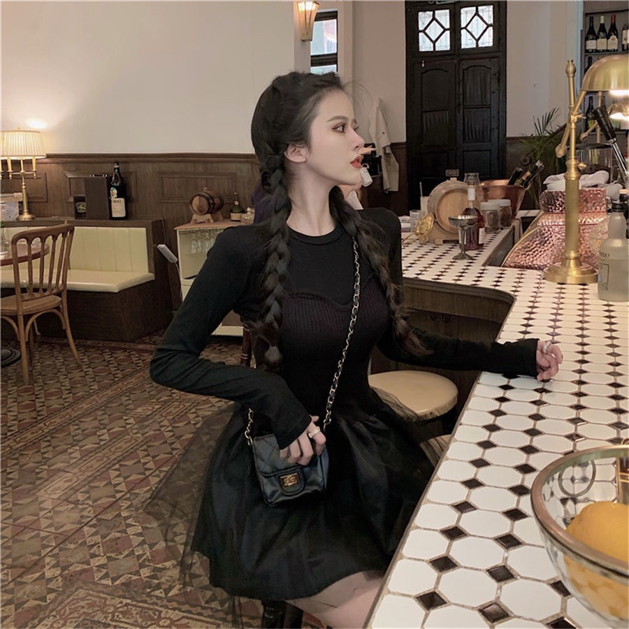 Đầm đen dài tay phối lưới thời trang thu đông Pháp 2021