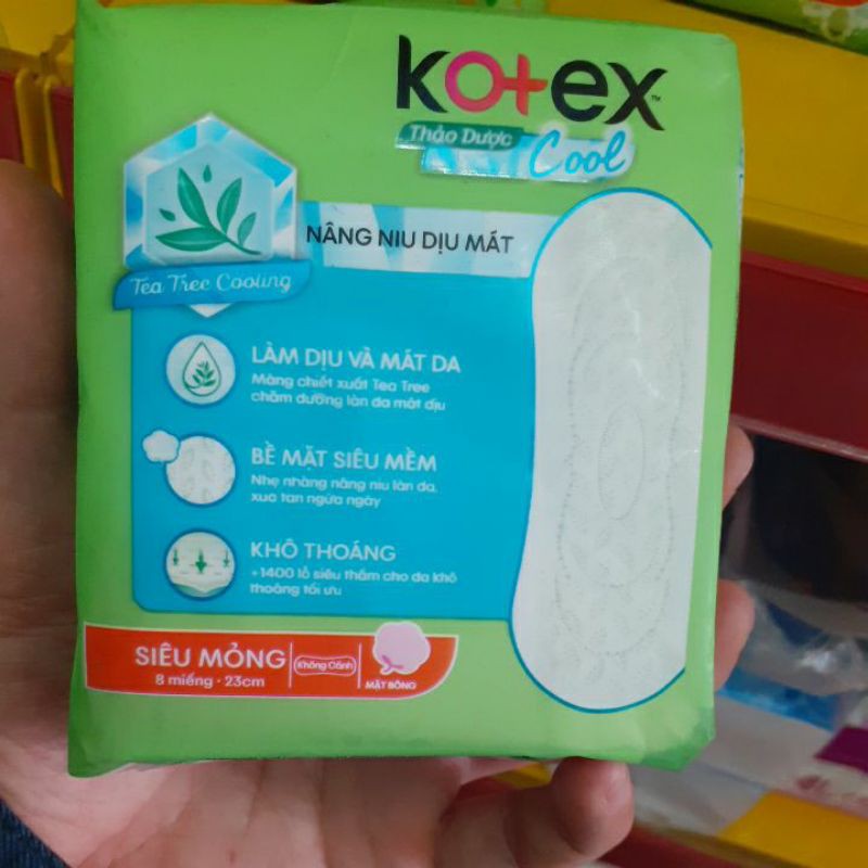 băng vệ sinh Kotex thảo dược siêu mềm mỏng ( gói 8 miếng )