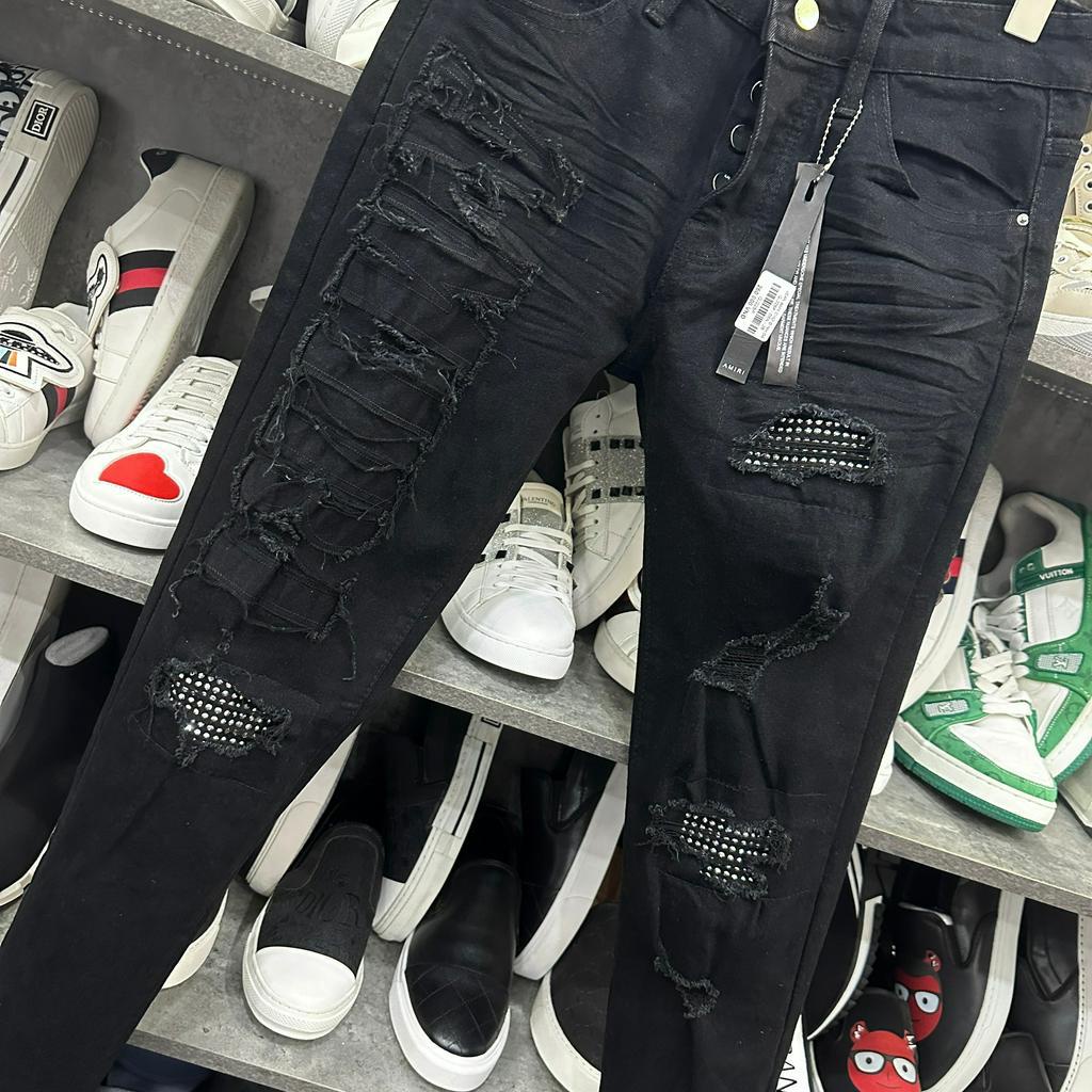 Quần jean bò nam Amiri slimfit đen thêu chữ rách nổi dọc đùi phối đính đá bạc đùi gối 4 cúc cài boy phố QJ228P