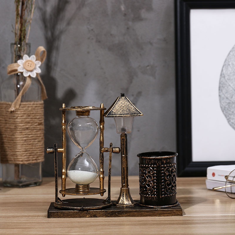 Mô hình đồng hồ cát kèm ống đựng bút tròn có đèn phát sáng decor bàn học, bàn làm việc cổ điển