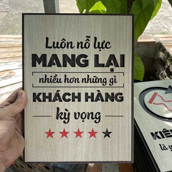 Tranh Gỗ khắc Chữ tạo động lực: luôn nỗ lực mang lại nhiều hơn những gì khách hàng kỳ vọng Mẫu VIAN69