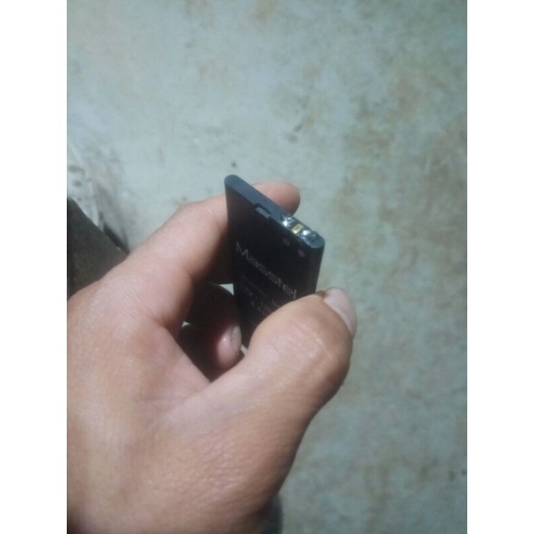 Pin điện thoại Masstel N412 cũ.