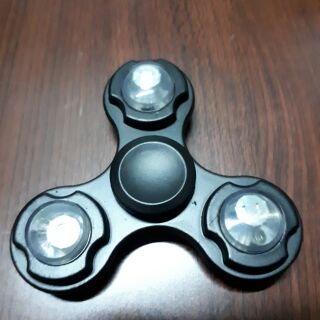 Fidget Spinner - Món đồ chơi Con Quay 3 Cánh Bằng Đồng có LED