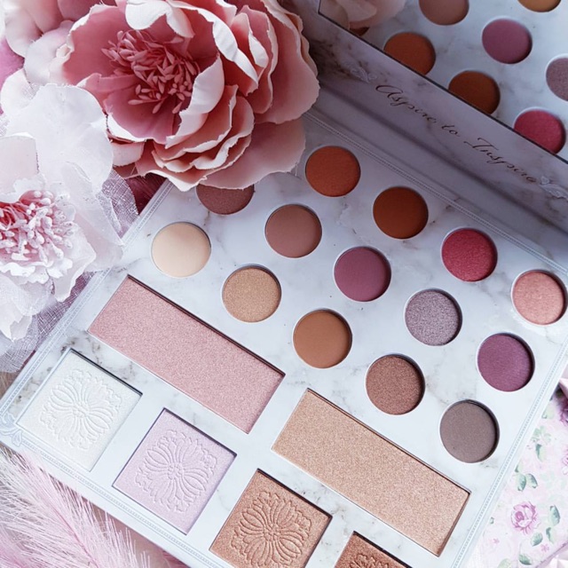 Bảng màu mắt Eye shadow palette Carli Bybel