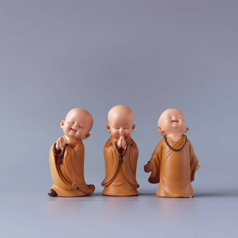 Tượng Chú Tiểu Áo Nâu Đeo Chuỗi Mini