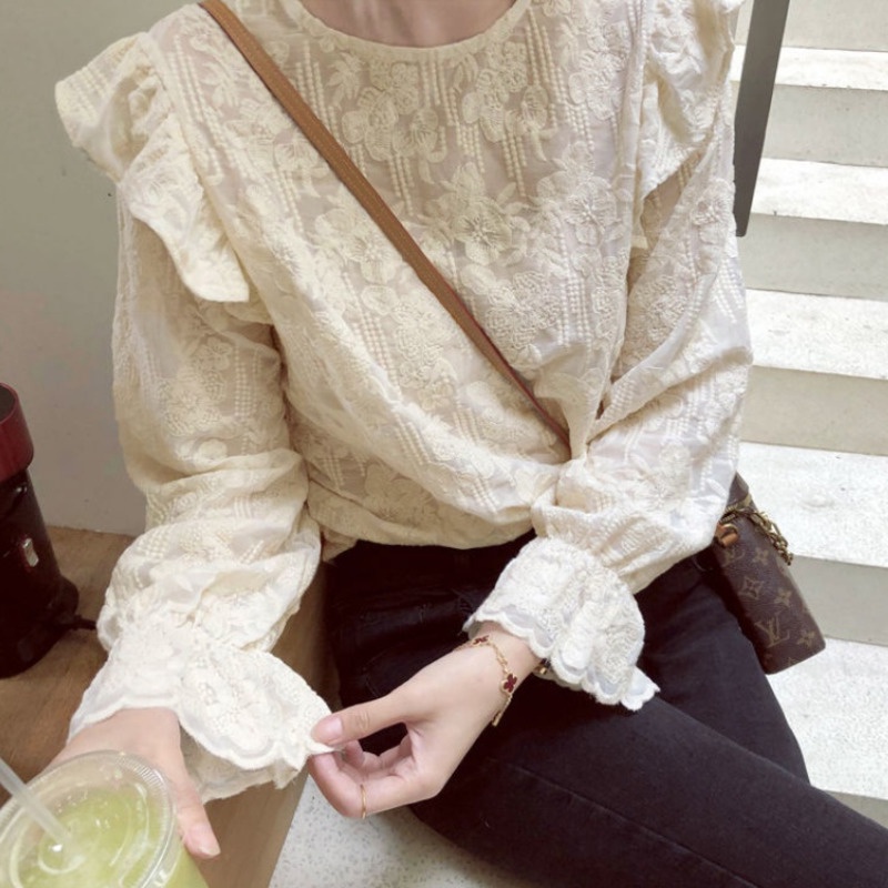Áo sơ mi cổ tròn tay dài phối ren theo phong cách Hàn Quốc