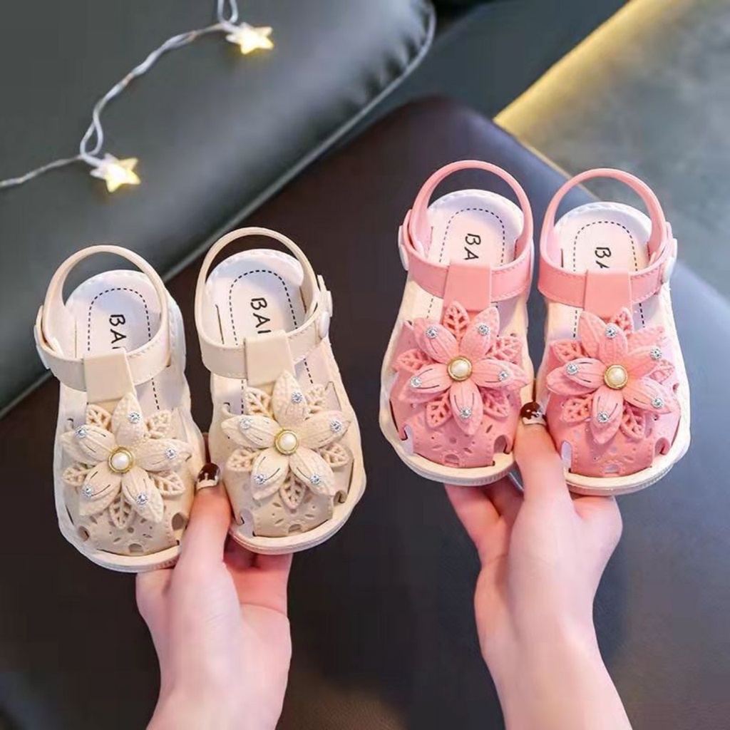 Giày cho bé gái chất liệu cao su siêu mềm nút cài hình hoa mai hồng kem