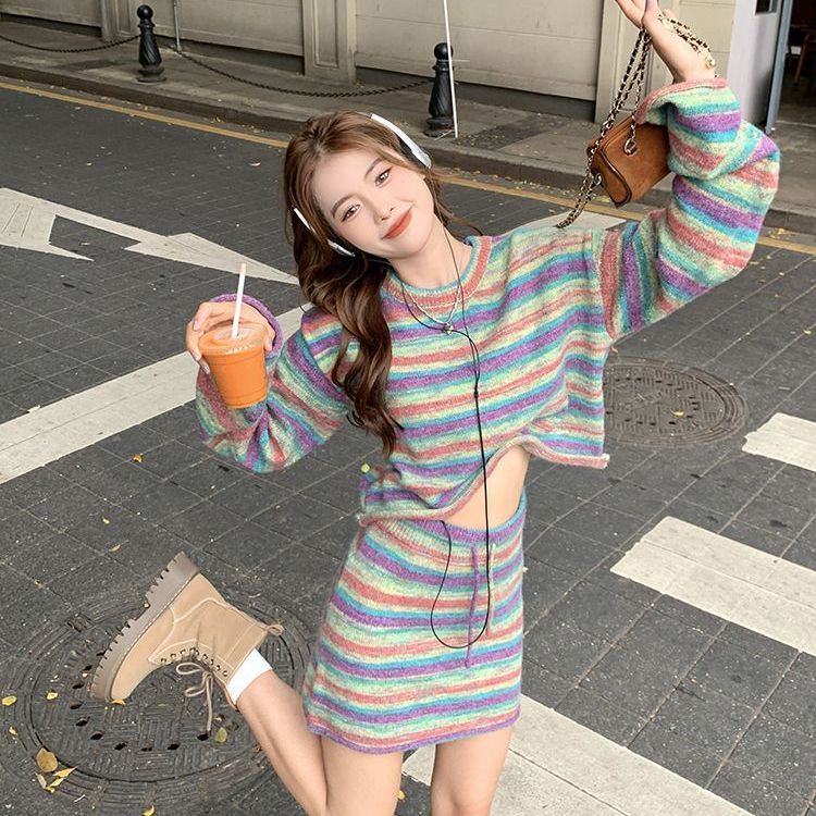 Bộ Áo Sweater Dệt Kim Kẻ Sọc Cầu Vồng Dáng Ôm Phối Chân Váy Rút Dây Thời Trang Mùa Thu Cho Nữ
