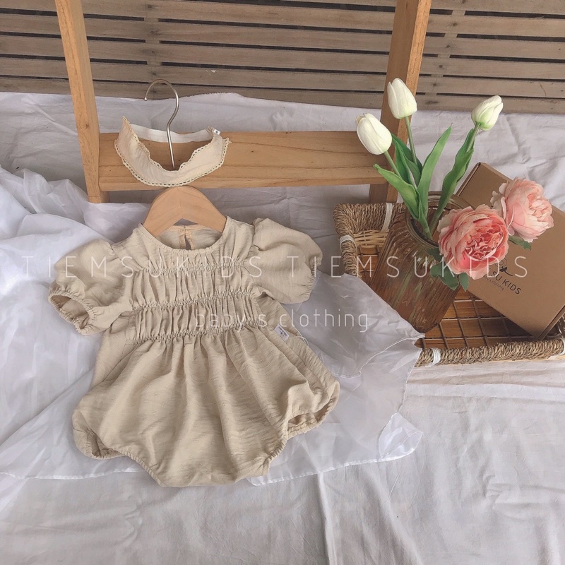 HÀNG THIẾT KẾ - Bộ đồ liền thân cài đũng nhún ngực tay vai bồng màu be kèm tuban cho bé