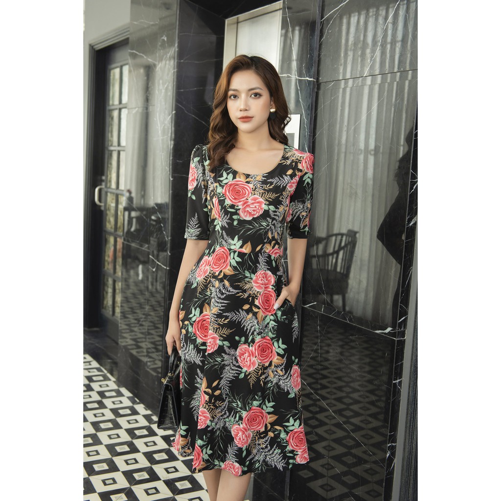 Đầm hoa đỏ nền đen phom xòe DA1340 vải lụa mango mềm êm mịn mát ko nhăn nhàu có co giãn. Đầm kèm túi 2 bên. | BigBuy360 - bigbuy360.vn