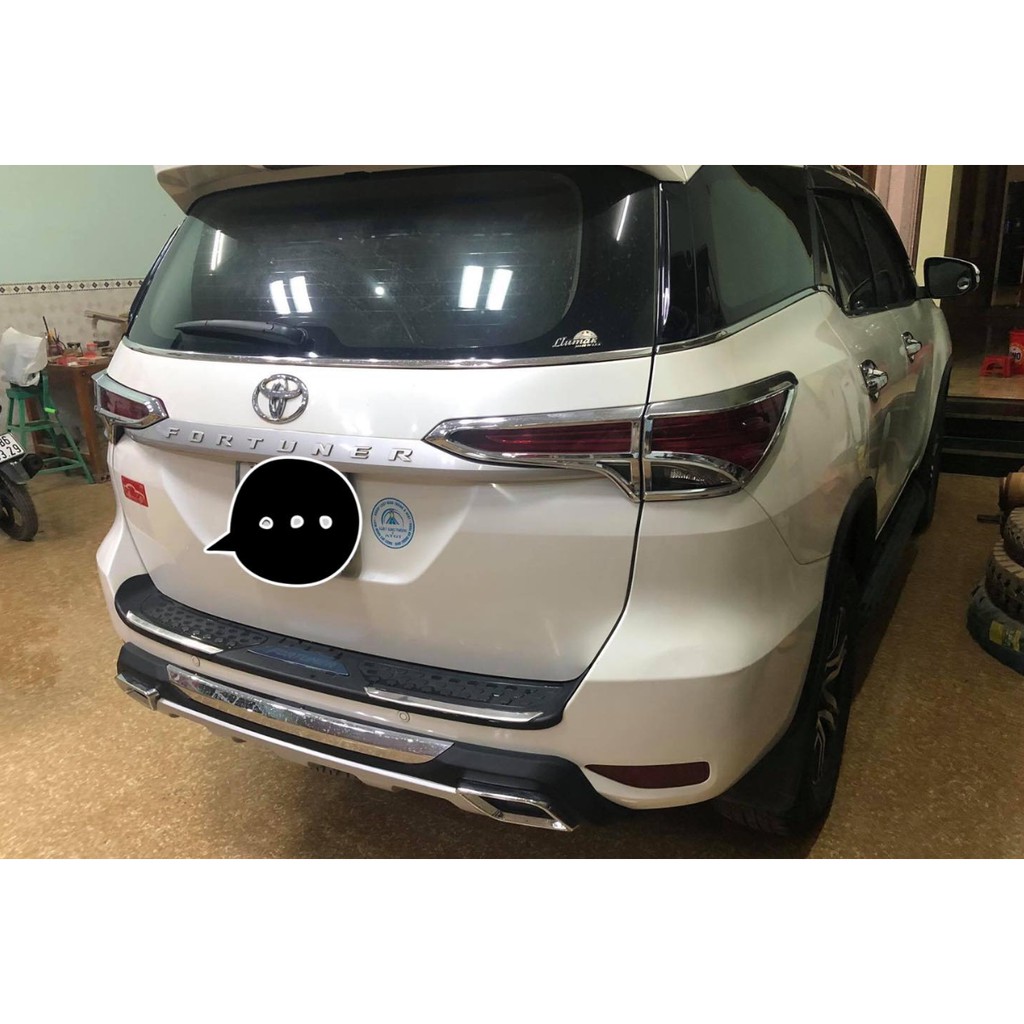 Ốp Bậc Cốp Ngoài Nhựa Toyota Fortuner 2022-2017 Nhựa Đen Có Phản Quang