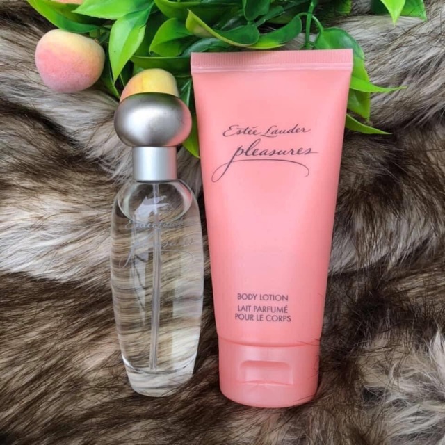 Set nước hoa 30 ml và lotion 75 ml + ví của PLEASURE của Estee Lauder