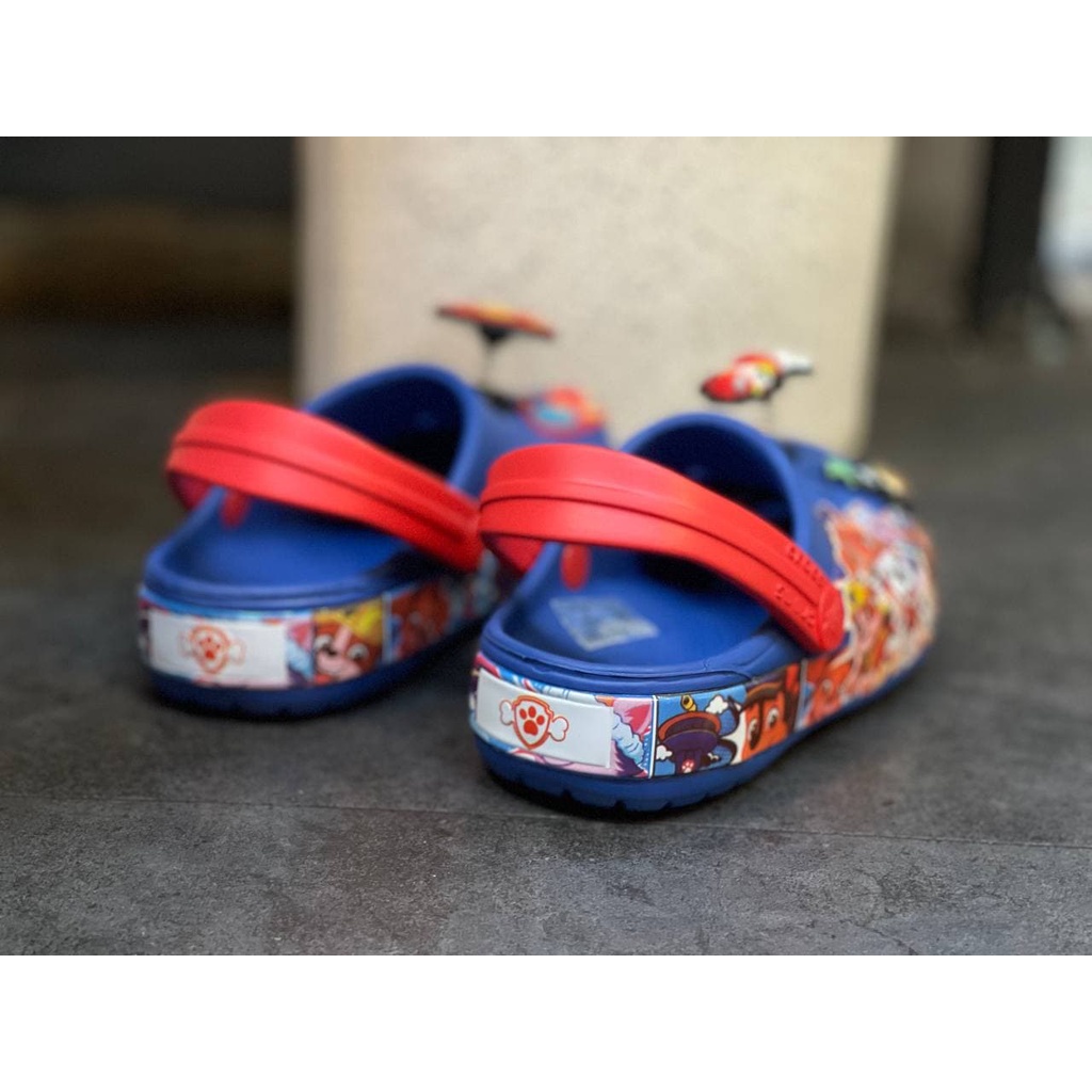 Giày Dép Trẻ Em Cross Band Paw Patrol Clog Chính Hãng Size 24 Đến 35 - Tặng 6 Jibbizt - Sấu Vui Vẻ