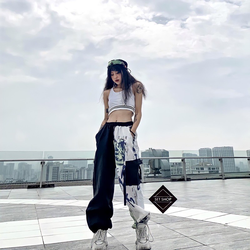 Quần jogger nửa đen nửa hoạ tiết