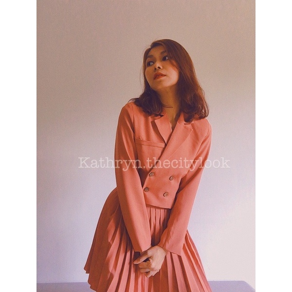 Áo blazer croptop hồng đất phối nút gỗ lót lụa | BigBuy360 - bigbuy360.vn