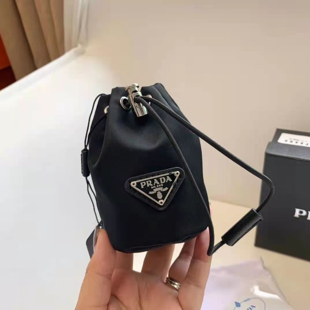 Túi Xách Prada Mini Phối Dây Xích Đeo Vai Cá Tính Cho Nam Và Nữ