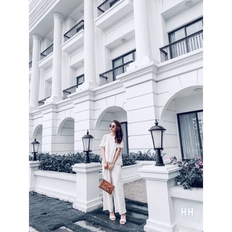 Set áo yếm khoét vai kèm quần suông hoa vân nổi trắng siêu xinh. Size S M